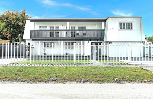 Miami Gardens Casa | 6 Bedrooms 4 bath 2 story home Miami Gardens sleep 20
