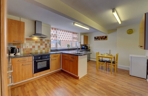 Skegby Casa | 6 Bedrooms, sleeps up to 16, parking, space & comfort, contractors or families