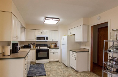 Bloomington Casa | 6 Bedrooms House w Hot Tub Deck Pool Table