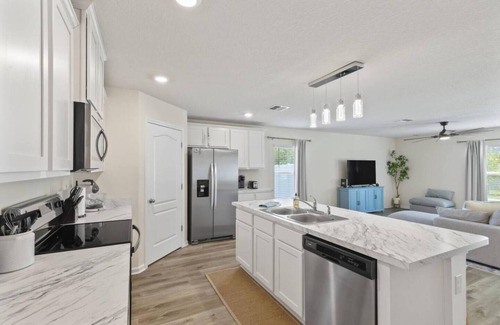 Indian Trails Casa | 6 Beds | 12 Mins to the Beach | Pets OK fenced in yard!