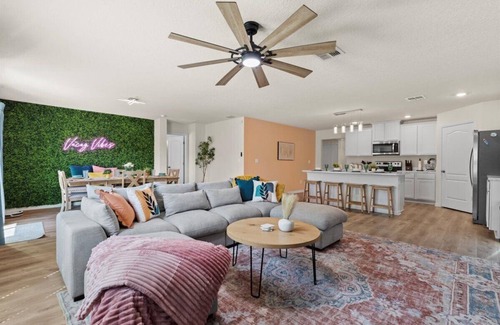 Indian Trails Casa | 6 Beds | 12 Mins to The Beach | Pets Okay | Fenced Yard