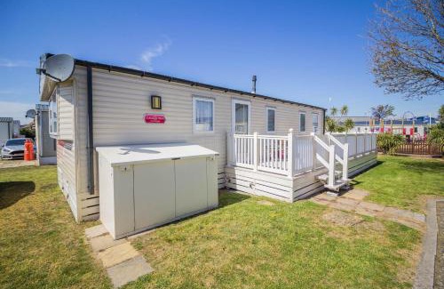 Felixstowe Otro | 6 Berth Caravan With Decking And Wifi At Suffolk Sands Holiday Park Ref 45040G