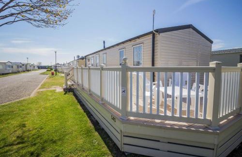 Felixstowe Otro | 6 Berth Caravan With Decking And Wifi At Suffolk Sands Holiday Park Ref 45040G