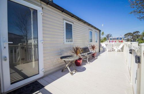 Felixstowe Otro | 6 Berth Caravan With Decking And Wifi At Suffolk Sands Holiday Park Ref 45040G