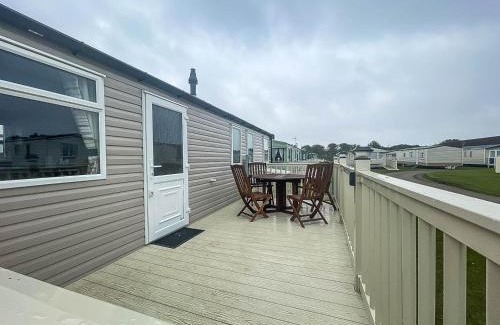 Louth Otro | 6 Berth Caravan With Decking At Sunnydale Holiday Park Ref 35243Kg