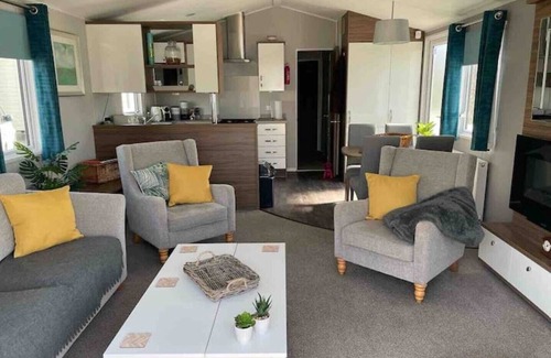 Hopton Casa | 6 Berth Comfy Homely Caravan, Dog Friendly