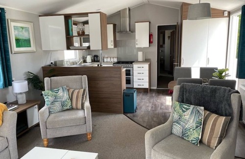 Hopton Casa | 6 Berth Comfy Homely Caravan, Dog Friendly