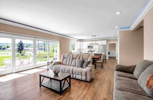 Ellicottville Casa | 6 BR Excellent location! 1.5 m to golf! Walking distance to pubs, shop, dining!
