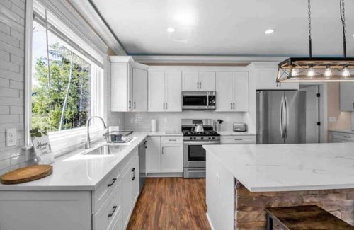 Ellicottville Casa | 6 BR Excellent location! 1.5 m to golf! Walking distance to pubs, shop, dining!