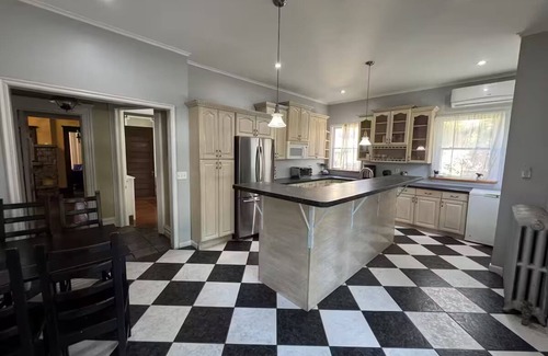 Getty Square Casa | 6 BR, 4 BA Mansion Close to the City