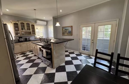 Getty Square Casa | 6 BR, 4 BA Mansion Close to the City