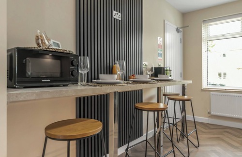 Norwich Casa | A spacious 6 bedroom home in Norwich, ideal for teams and professionals. Sleeps 12 comfortably with 4 bathrooms, dedicated workspace, fast WiFi, and free parking. Well-equipped kitchen, lounge with TV.