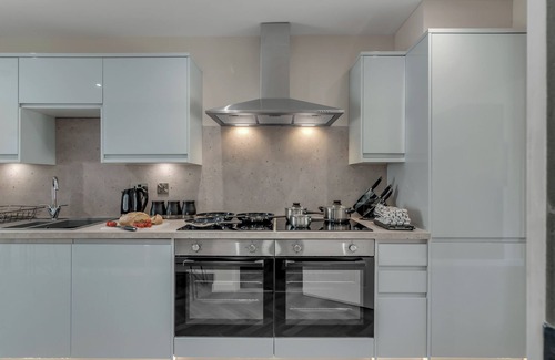 Norwich Casa | A spacious 6 bedroom home in Norwich, ideal for teams and professionals. Sleeps 12 comfortably with 4 bathrooms, dedicated workspace, fast WiFi, and free parking. Well-equipped kitchen, lounge with TV.