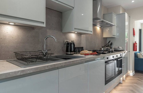 Norwich Casa | A spacious 6 bedroom home in Norwich, ideal for teams and professionals. Sleeps 12 comfortably with 4 bathrooms, dedicated workspace, fast WiFi, and free parking. Well-equipped kitchen, lounge with TV.