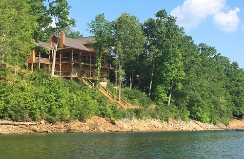 Blairsville Casa | 6 BR Luxury Lake Nottely Mountain Retreat