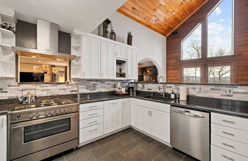 Fairview Casa | 6 Br Sleeps 16 - Game Room - Hot Tub - Firepit