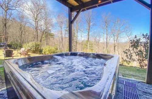 Fairview Casa | 6 Br Sleeps 16 - Game Room - Hot Tub - Firepit