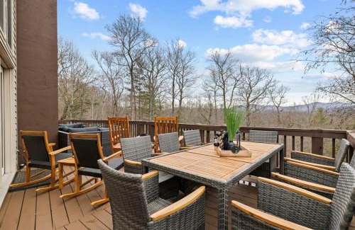 Fairview Casa | 6 Br Sleeps 16 - Game Room - Hot Tub - Firepit