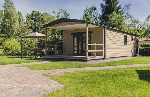 Rijssen Cabina | 6 bungalettes with veranda make up this group accommodation. All your own cottage! 🏡