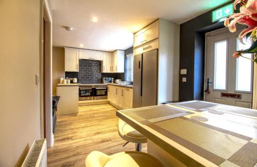 Huddersfield Apartamento | 6 Dbl Bed, Central Huddersfield house inc parking