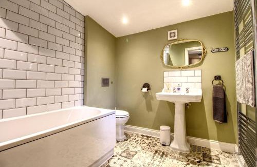 Huddersfield Apartamento | 6 Dbl Bed, Central Huddersfield house inc parking