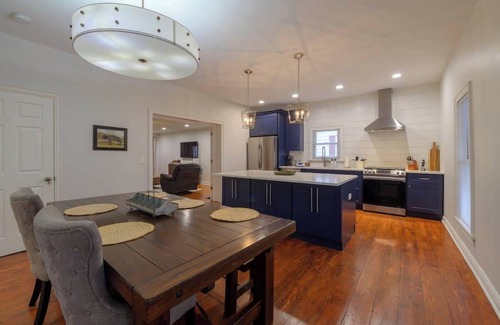 Three Oaks Apartamento | 6-Guest Apt Steps to Journeyman & Downtown 3 Oaks!