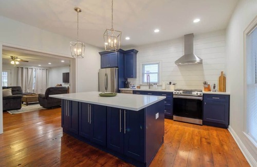 Three Oaks Apartamento | 6-Guest Apt Steps to Journeyman & Downtown 3 Oaks!