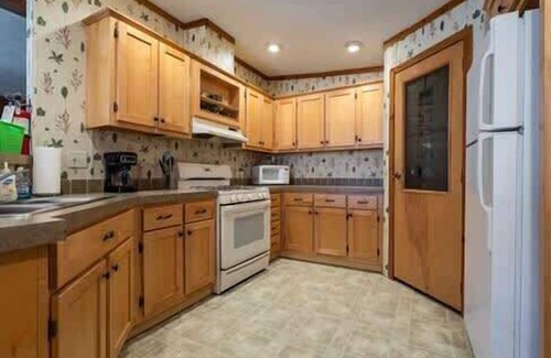 Neillsville Cabina | A short walk outside your cabin you can enjoy a great meal and at the Riviera Pub and Grill