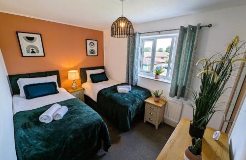 Burton Latimer Casa | 6 Guests * 4 Bedroom * Free Wi-Fi