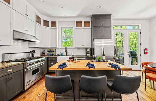 Fletcher Cabina | 6 King Bedrms! Pool. Hot Tubs. Firepits. GameRm. Sleeps 22! 5 Ensuite Bathrooms!