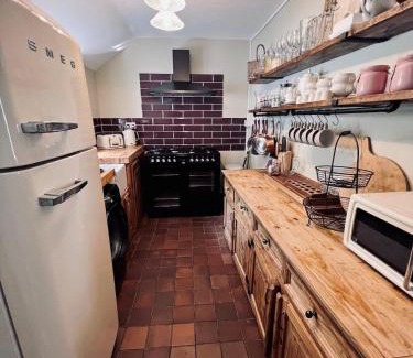 Merthyr Tydfil Casa | 6 Luxury home, near family park and Coffee Shop!