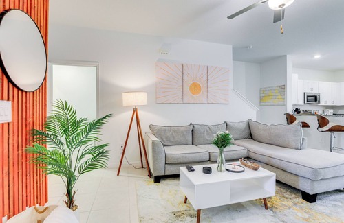 Ruskin Casa | 6 Mi to Apollo Beach: Townhome w/ Pool Access!