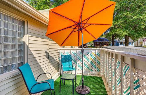 Kansas City Casa | 6 Mi to Arrowhead Stadium Charming Home with Porch!