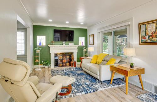 Kansas City Casa | 6 Mi to Arrowhead Stadium Charming Home with Porch!