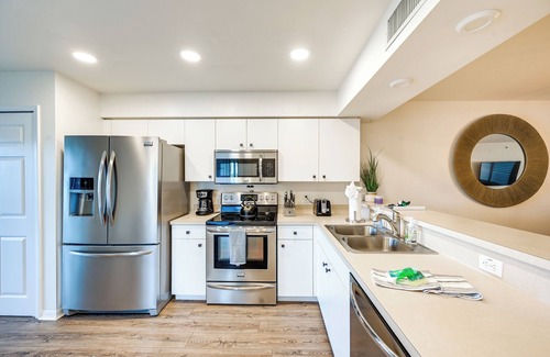Naples Condominio | 6 Mi to Beach: Naples Condo w/ Pool & Hot Tub