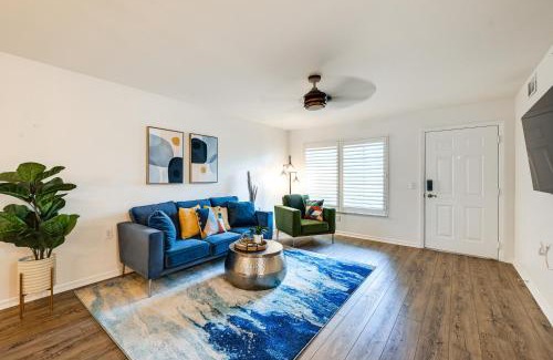 Naples Apartamento | 6 Mi to Beach Naples Condo with Pool and Hot Tub