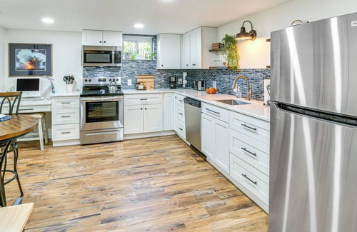 Riverside Apartamento | 6 Mi to CPKC Stadium: Convenient Kansas City Apt