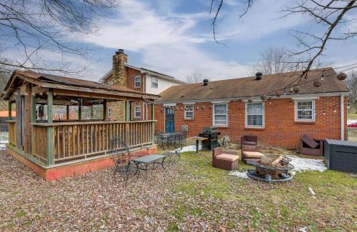 Donelson Hills Casa | 6 Mi to Downtown 70s-Themed Home in Nashville!
