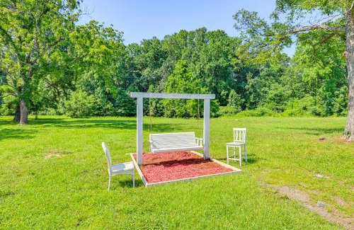 Hidden Valley Casa | 6 Mi to Dtwn Charming Home with Yard in Charlotte