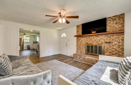 Hidden Valley Casa | 6 Mi to Dtwn Charming Home with Yard in Charlotte