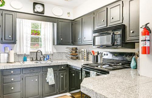 Clarksville Casa | 6 Mi to Dtwn Dog-Friendly Clarksville Home!