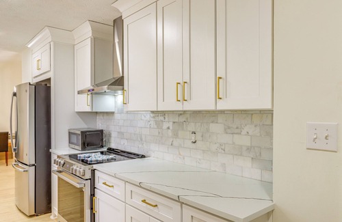 Jonesboro Casa | 6 Mi to Fun Spot America: Family Home w/ Workspace