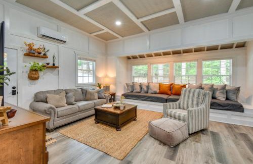 Clarkesville Casa | 6 Mi to Helen Romantic Georgia Cottage Hideaway!