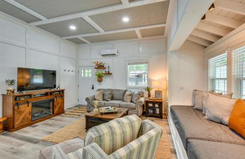 Clarkesville Casa | 6 Mi to Helen Romantic Georgia Cottage Hideaway!