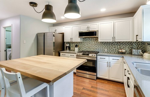 College Park Casa | 6 Mi to Northshore Park: Family Home w/ Pool!