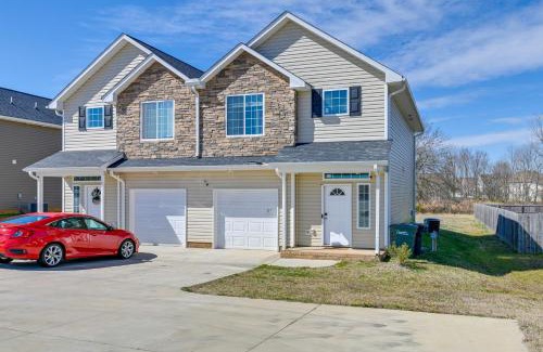 Harrisburg Casa | 6 Mi to PNC Music Pavilion Concord Townhome