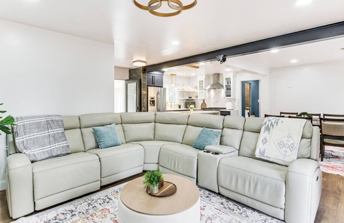 SouthPark Casa | 6 Mi to Spectrum Center: Spacious Getaway w/ Deck