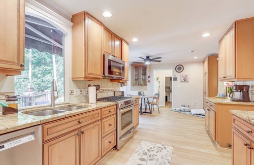 Snellville Casa | 6 Mi to Stone Mountain Park: Home w/ Deck!