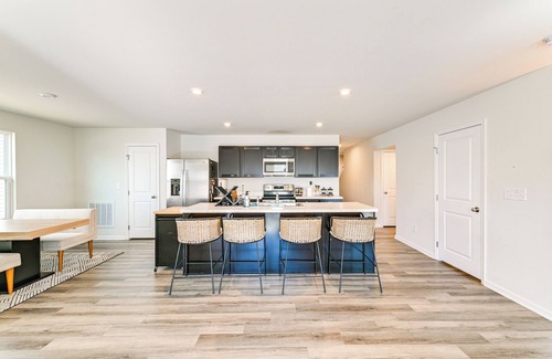 Charlotte Casa | < 6 Mi to Uptown Charlotte: Bright Home w/ Yard