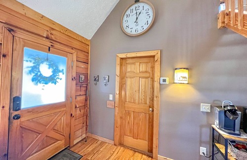 Gatlinburg - Pigeon Forge Cabina | 6 miles from Dollywood🎢 HotTub cozy/wooded setting couples/family friendly!